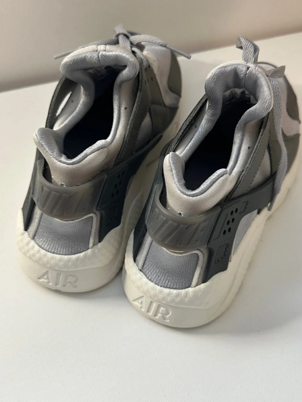 NEW - MENS - NIKE - AIR HUARACHE SNEAKER - GRAY - RETIRED